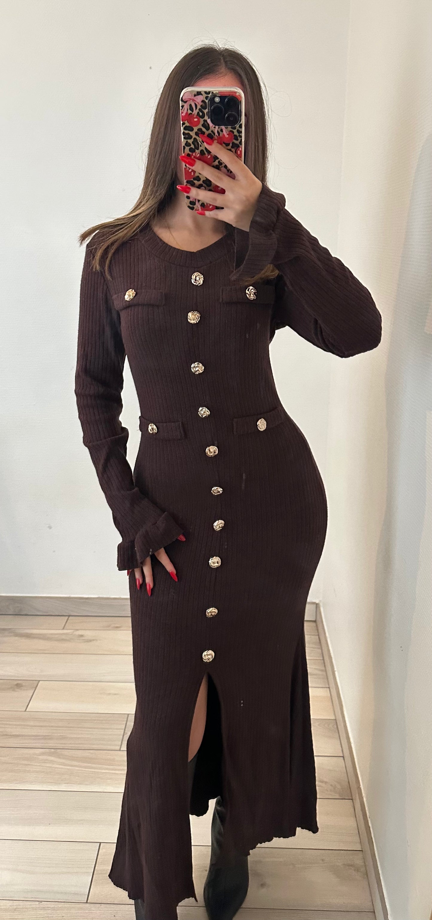 Robe longue à boutons avec fente élégante - chocolat